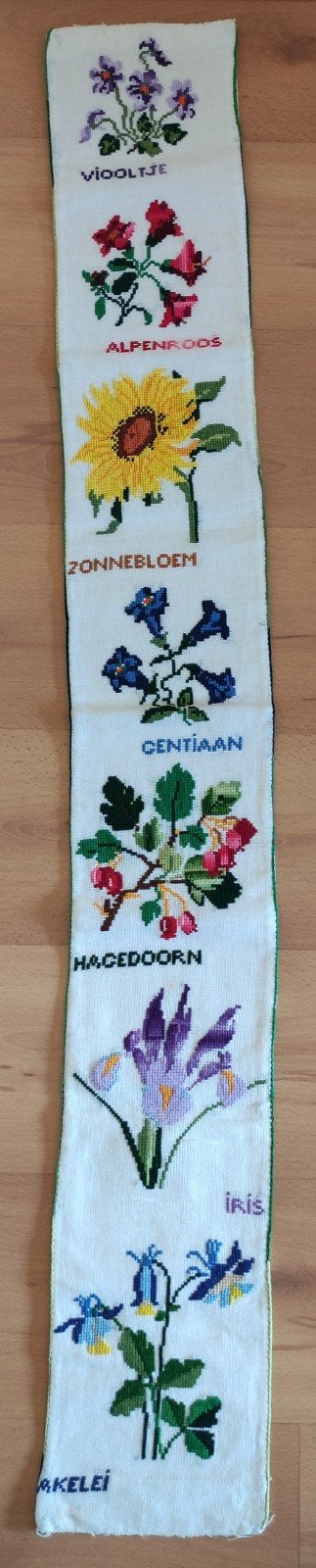 Oud schellekoord handgeborduurd met bloemen, Wandhanger, Meerkleurig, Textiel, Ophalen of Verzenden
