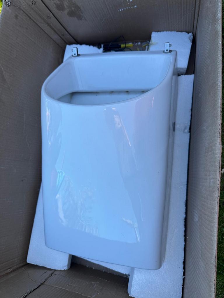 Witte Geberit 300 Urinoir en achterinlaat, zonder deksel, Doe-het-zelf en Verbouw, Sanitair, Gebruikt, Toilet, Ophalen