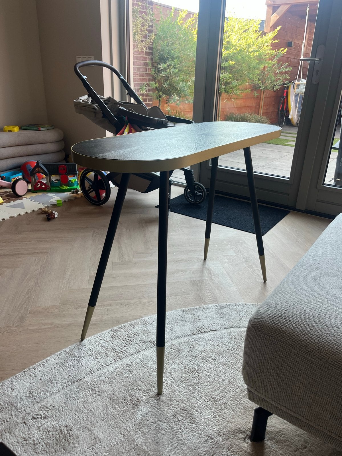 Moderne ovale bijzettafel met zwart-gouden poten, Ophalen, Gebruikt, 75 cm of meer, Hout