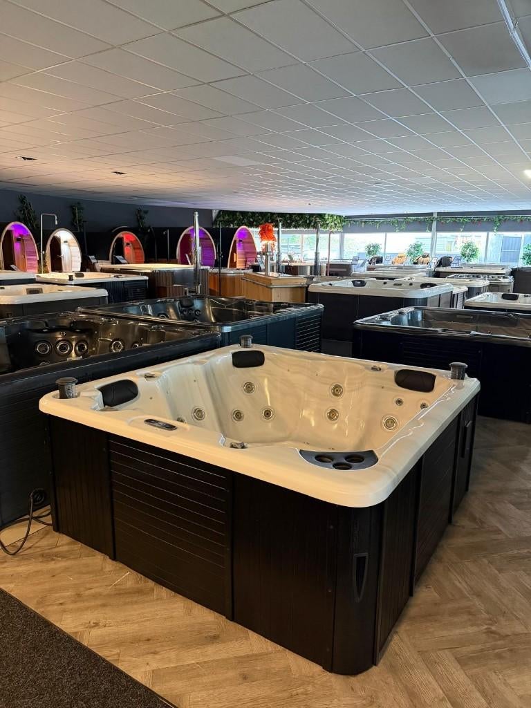 Jacuzzi Spa 200x200 – 2 Ligplaatsen – Plug & Play 220V, Ophalen, Zo goed als nieuw, Pomp, Vast