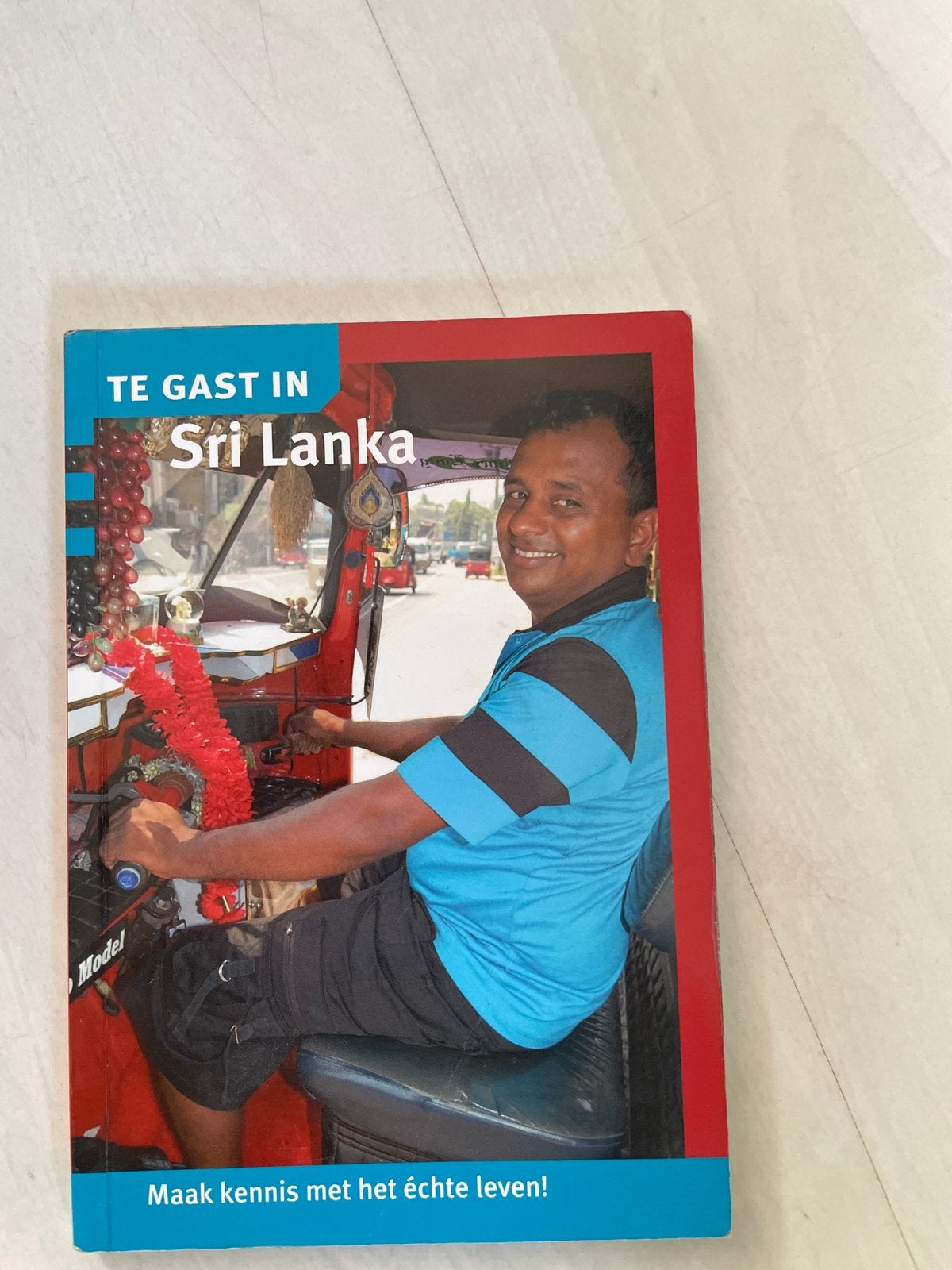 Te Gast in Sri Lanka - Reisgids, Overige merken, Ophalen of Verzenden, Zo goed als nieuw, Reisgids of -boek