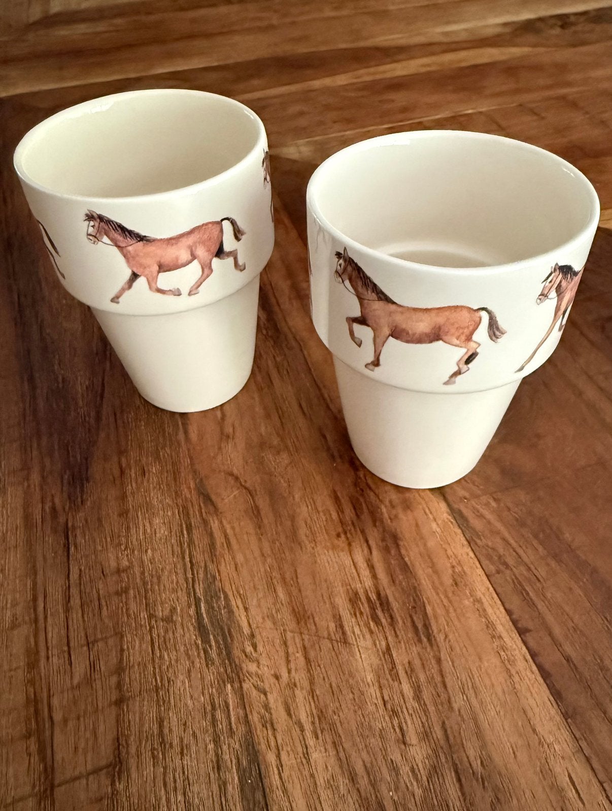 2 paarden melk mokken - Jet ter Steege, Ophalen of Verzenden, Zo goed als nieuw, Overige stijlen, Kop(pen) en/of Schotel(s)