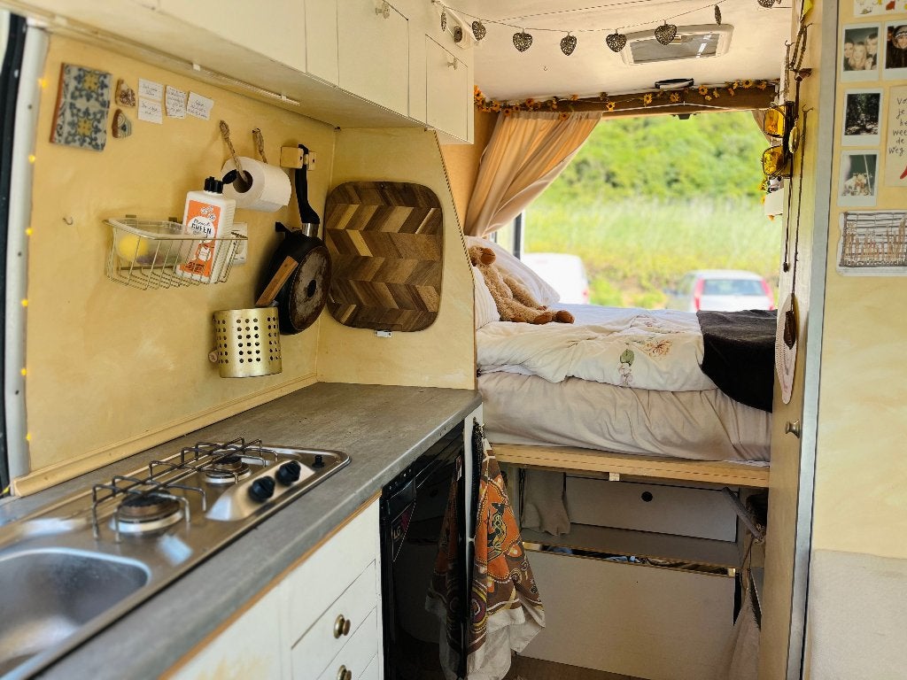 Sterke, Praktische Hippie Camper Bus Iveco 35s te koop 2001, Chemisch toilet, Tot en met 2, 7 tot 12 maanden geleden, Koelkast