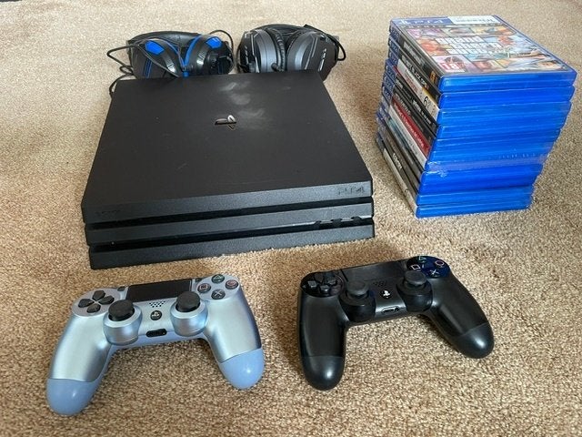 Sony Playstation 4 pro met games en controllers., 2 spelers, Zo goed als nieuw, Vanaf 3 jaar, Ophalen
