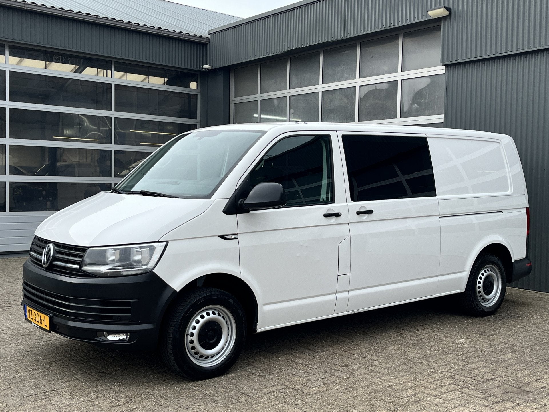 Volkswagen Transporter 2.0 TDI L2H1 DC 4Motion 150pk 2x Schu, Auto's, Bestelauto's, Automaat, Stof, Gebruikt, 4 cilinders