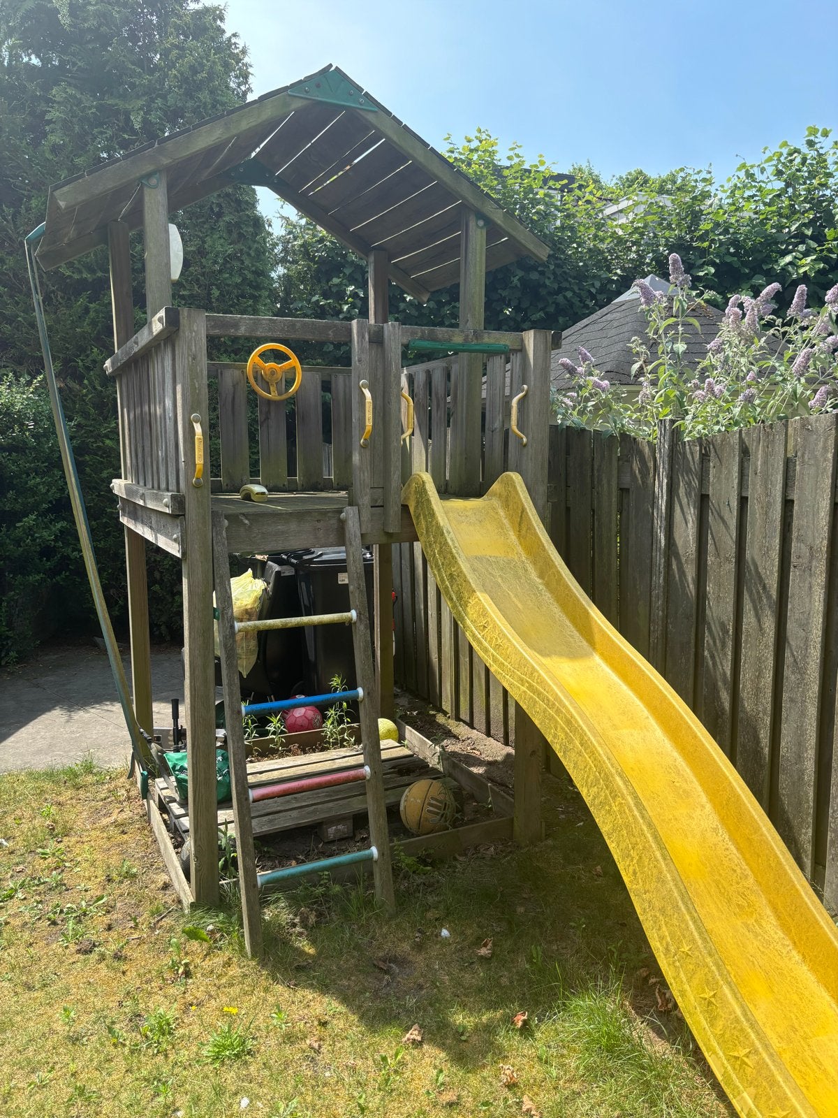 Houten speeltoestel met glijbaan en klimrek, Ophalen, Gebruikt, Glijbaan