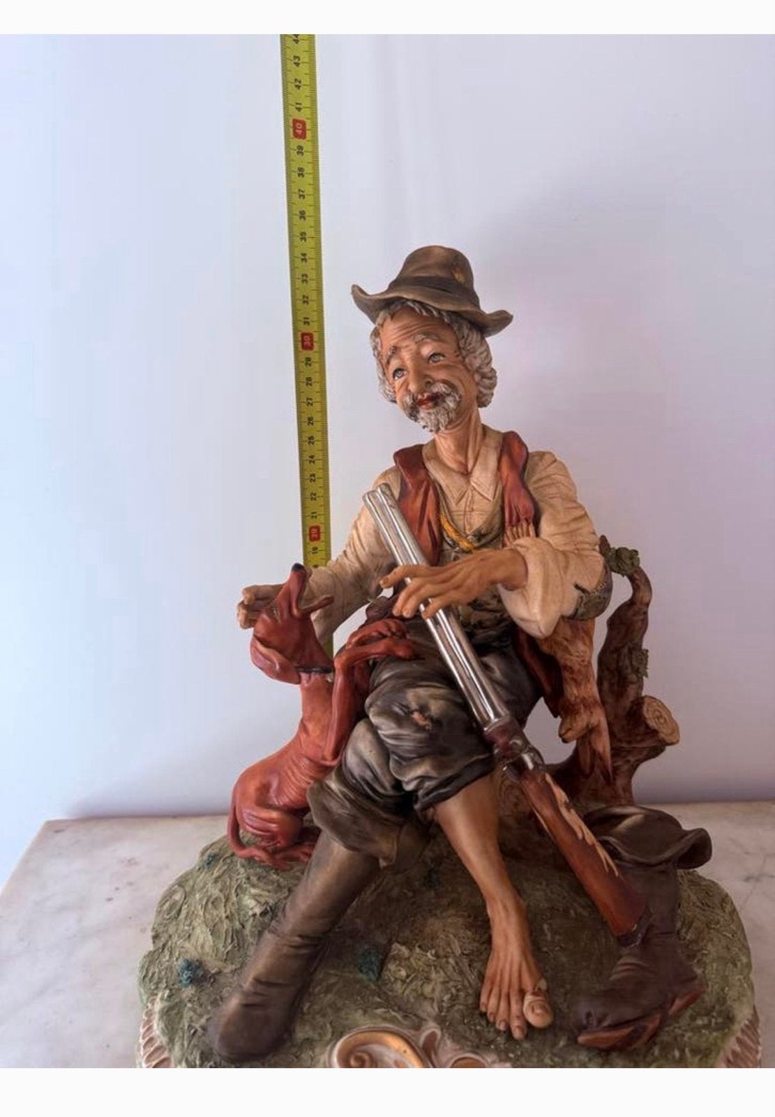 Capodimonte beeld: Jager met hond - Gedetailleerd en gesigne, Antiek en Kunst, Antiek | Porselein, Ophalen of Verzenden