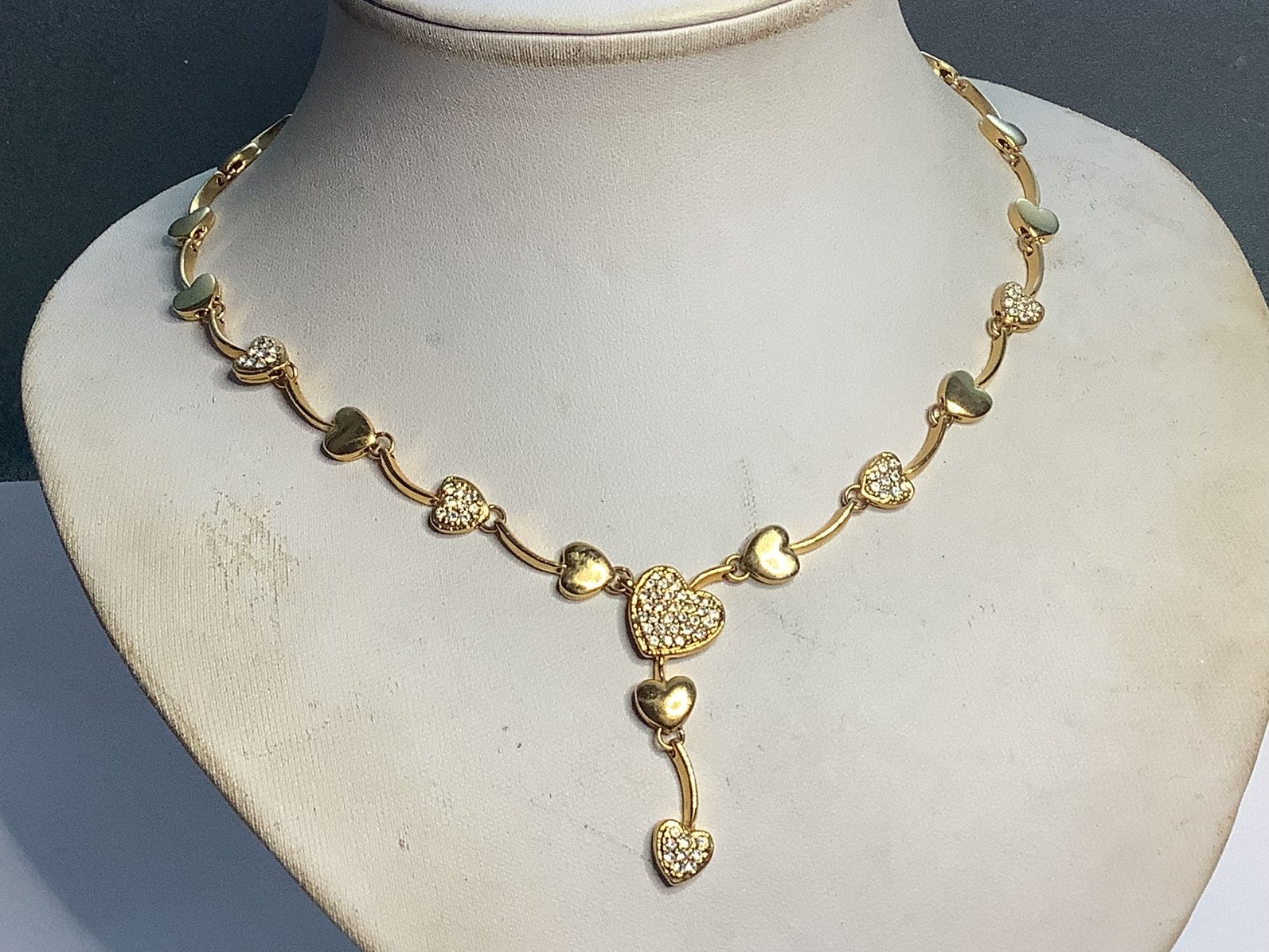 PRACHTIG BEWERKTE HARTEN COLLIER MET WITTE GLINSTER STENEN, Verzenden, Ketting
