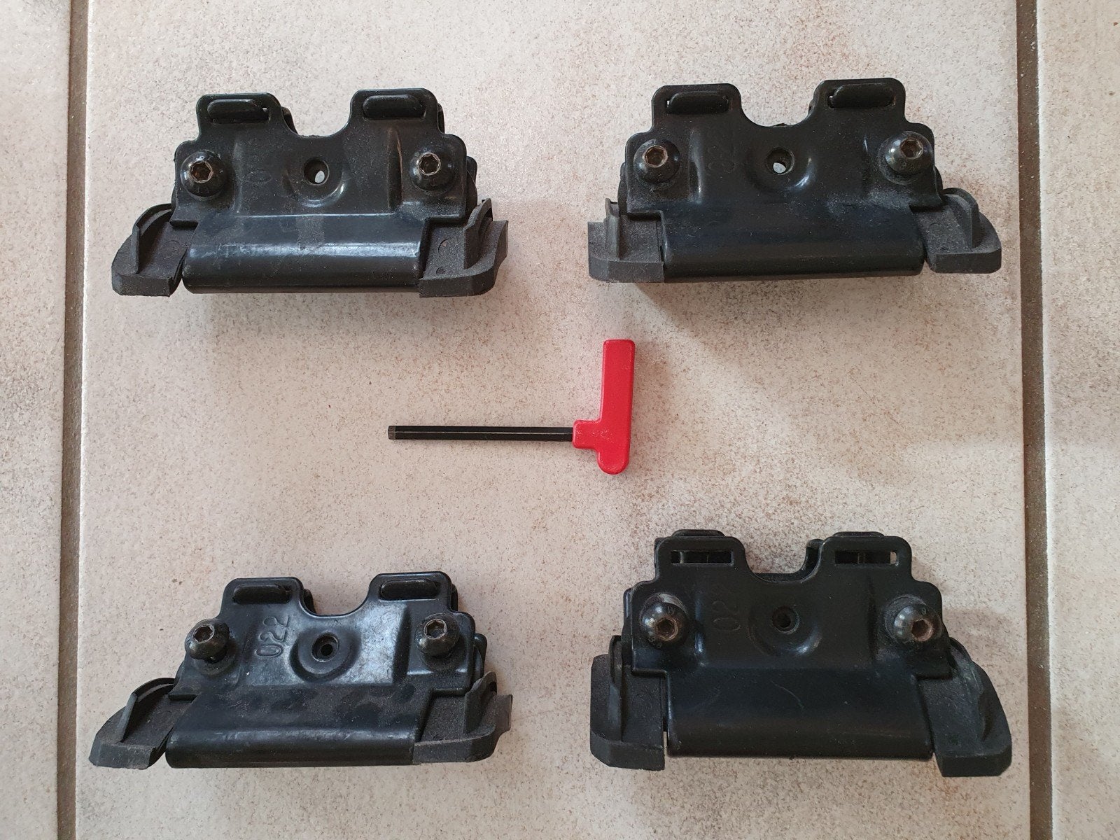 Thule dakdrager onderdelen (4 stuks) met inbussleutel, Auto diversen, Dakdragers, Ophalen of Verzenden, Gebruikt