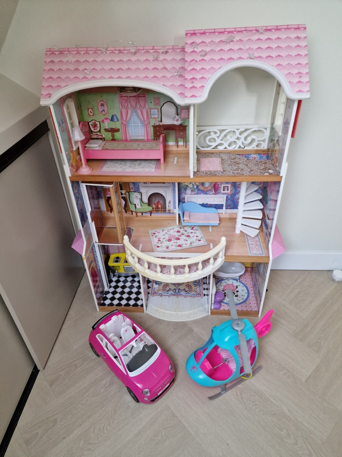 Houten Barbiehuis met meubels - Gebruikt, prima staat, Ophalen, Gebruikt, Poppenhuis
