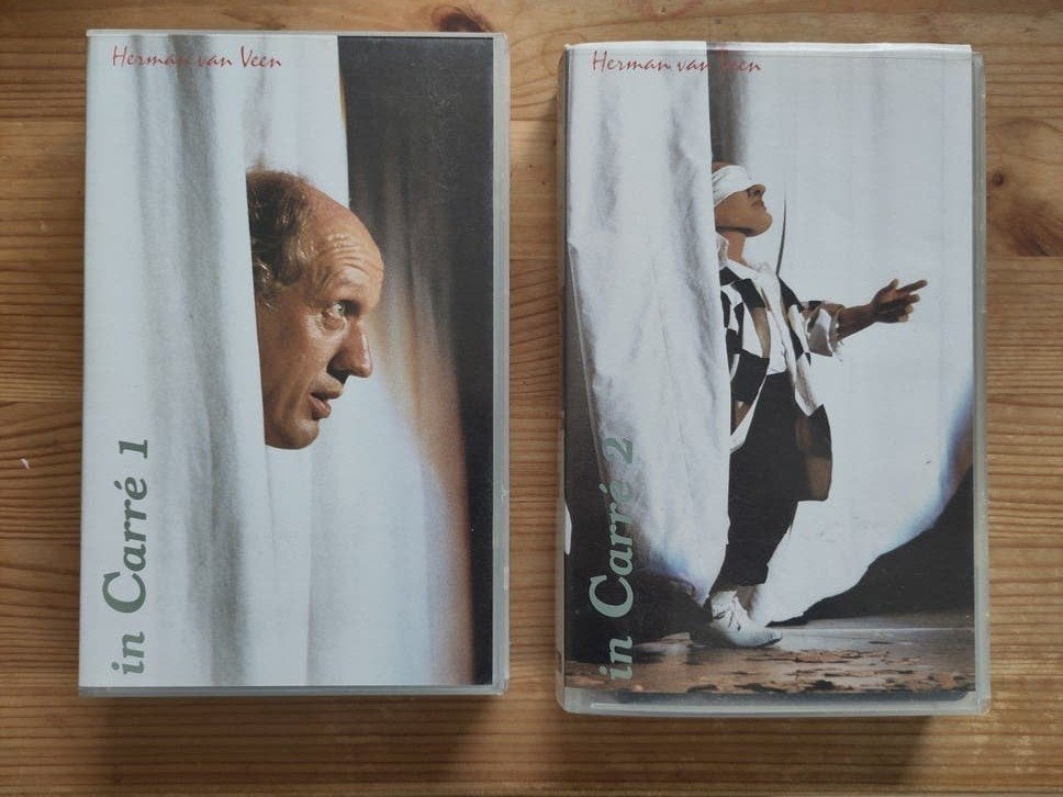 Herman van Veen - In Carré 1 & 2 VHS (2-delige set), Muziek, Gebruikt, Alle leeftijden, VHS