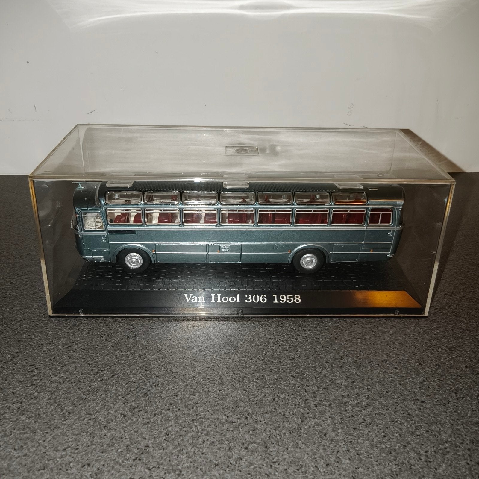 Van Hool 306 1958 bus schaalmodel in vitrine, Overige merken, 1:32 tot 1:50, Overige typen, Ophalen of Verzenden