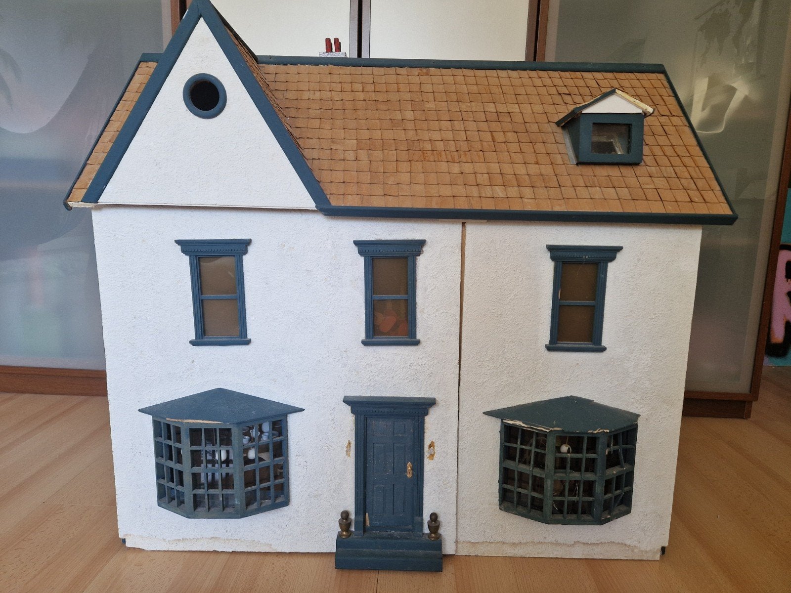 Gedetailleerd zelfgemaakt poppenhuis met accessoires, Verzamelen, Poppenhuizen en Toebehoren, Ophalen, Gebruikt, Poppenhuis