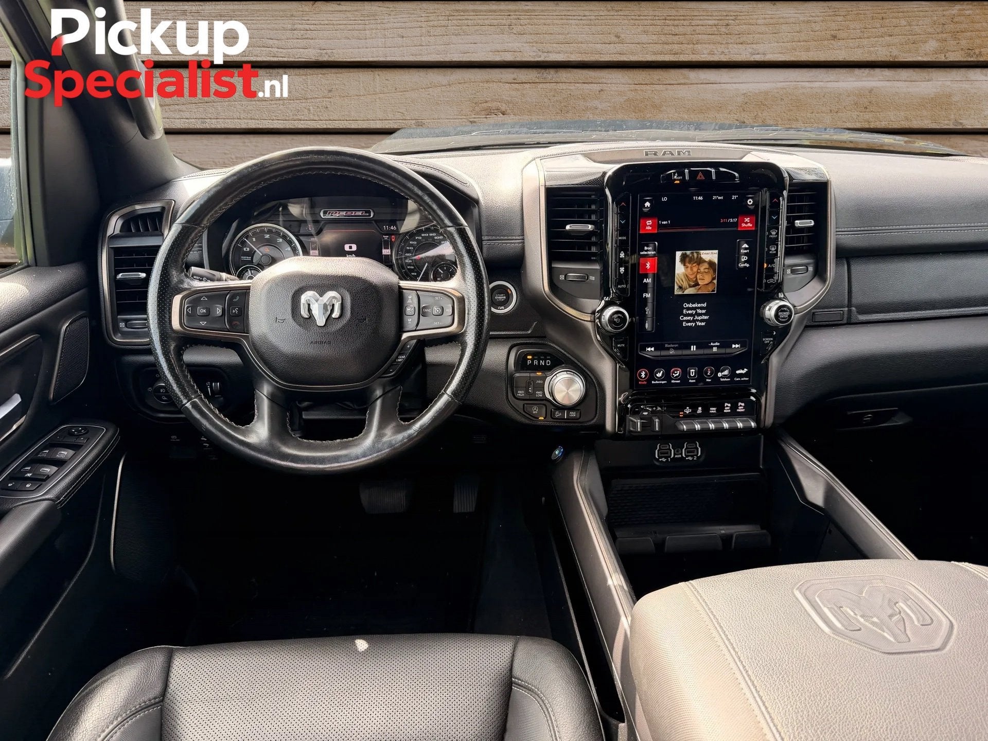 Dodge RAM 1500 5.7 V8 4x4 Crew Cab Rebel , LUCHTVERING , PAN, Auto's, Automaat, Dealer onderhouden, 5654 cc, Leder