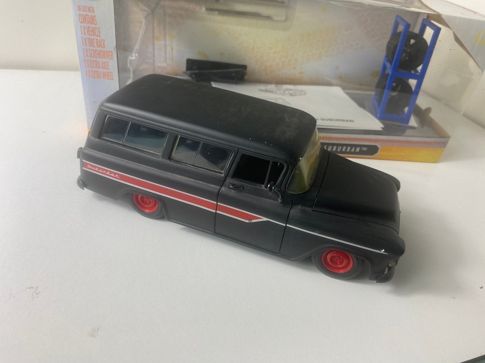 1:24  chevy suburban with accessoires-see pictures, Ophalen of Verzenden, Zo goed als nieuw, Bus of Vrachtwagen, Jada