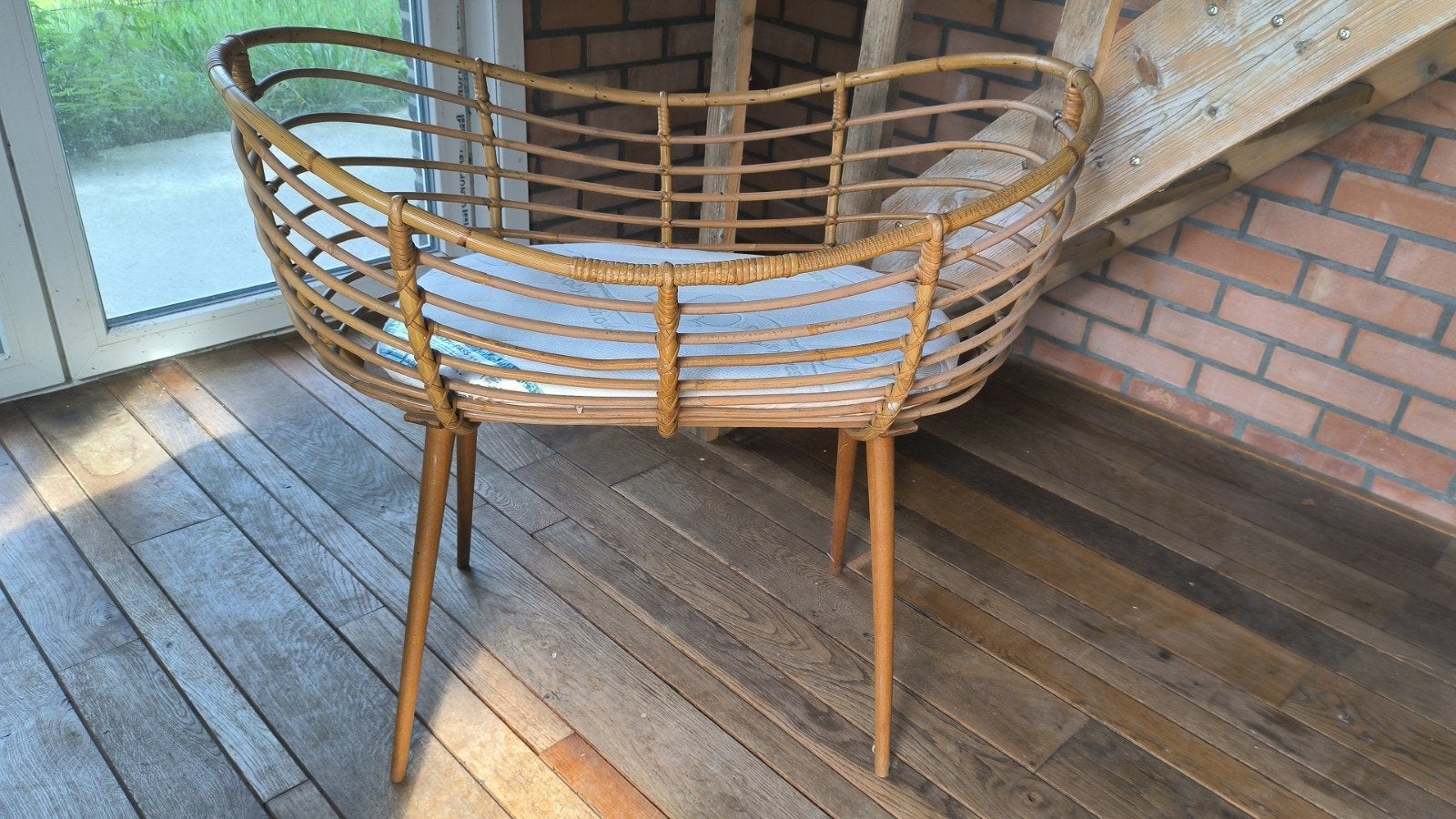 Rotan wiegje met nieuw matrasje, Ophalen, Zo goed als nieuw, Wieg