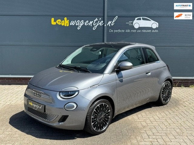 Fiat 500 e La Prima 42 kWh *leder *pano *carplay *ad. cruise, Gebruikt, 4 stoelen, Leder, Automatische klimaatregeling