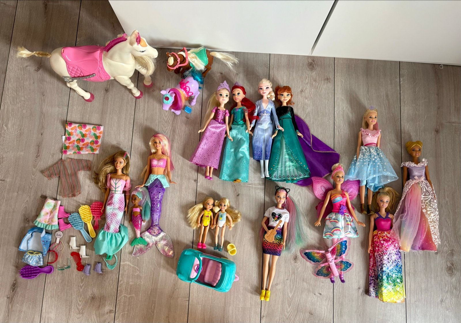 Grote set Barbie en Disney poppen met accessoires, Ophalen of Verzenden, Zo goed als nieuw, Barbie