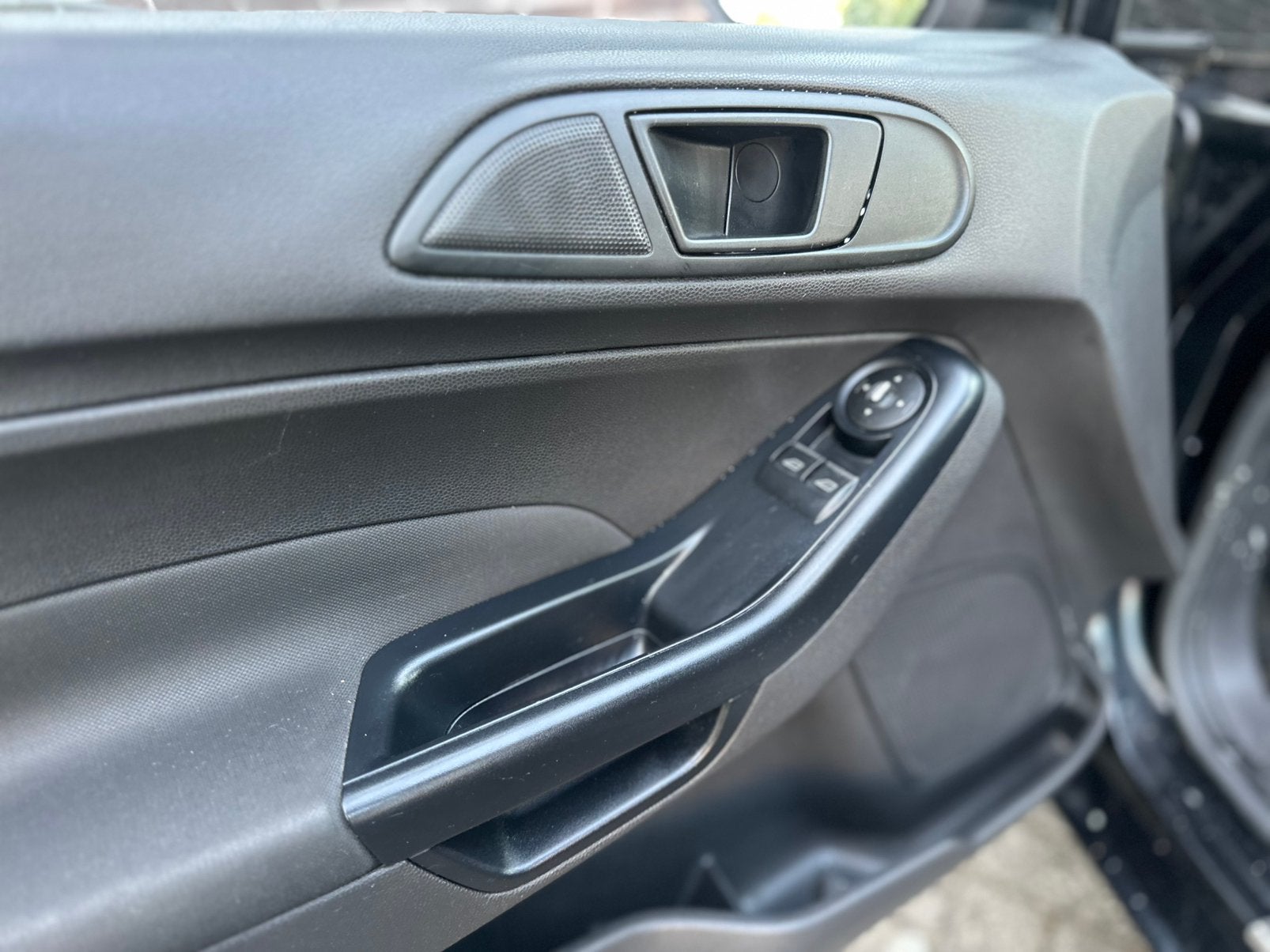 Foto 14 van Ford Fiësta 1.25 44KW 3DR 2014 Zwart/17INCH/CRPLY/NW ONDRHD