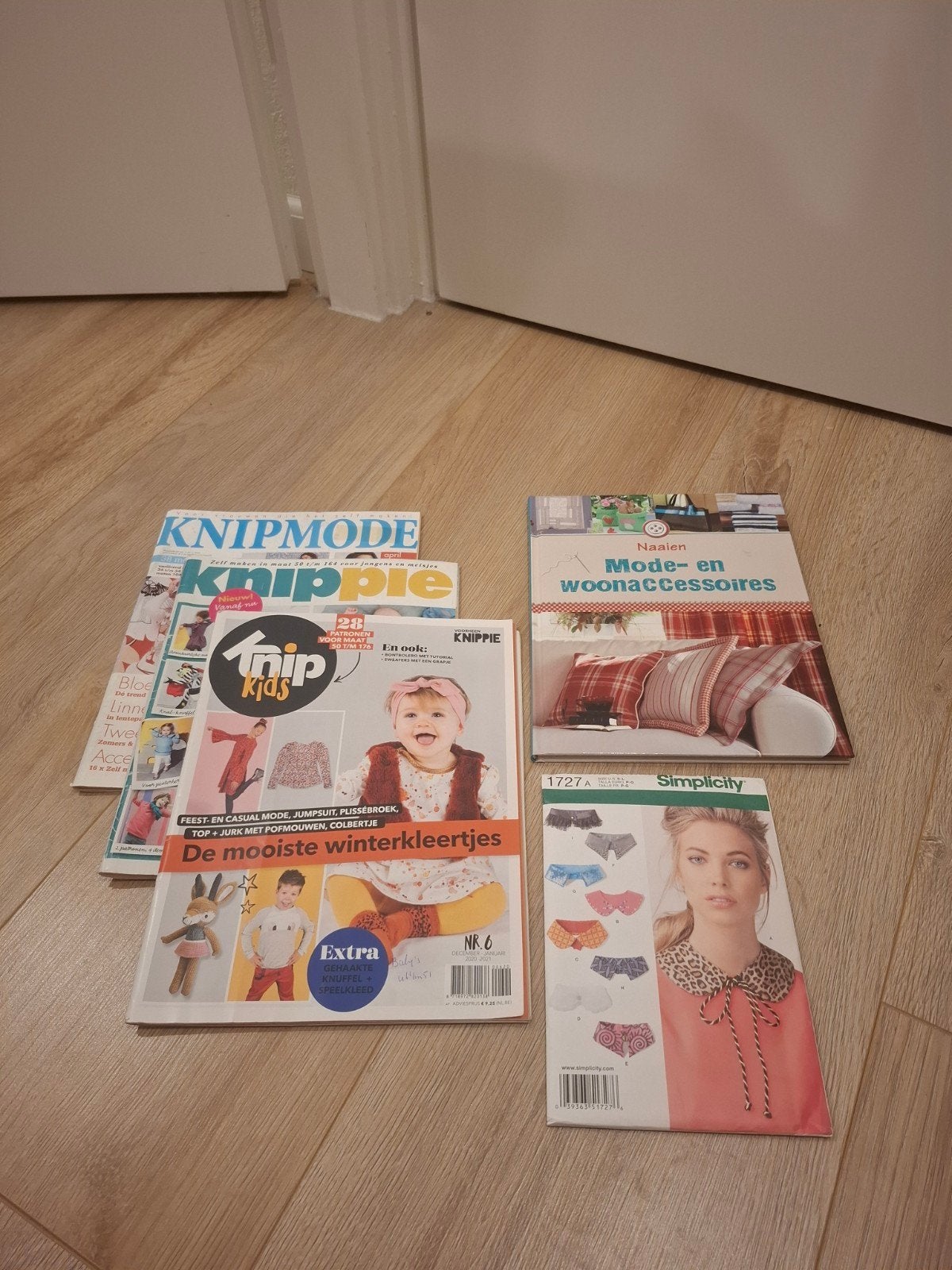 Leuk pakket naaipatronen: tijdschriften, boek en Simplicity, Hobby en Vrije tijd, Ophalen of Verzenden, Gebruikt, Overige typen