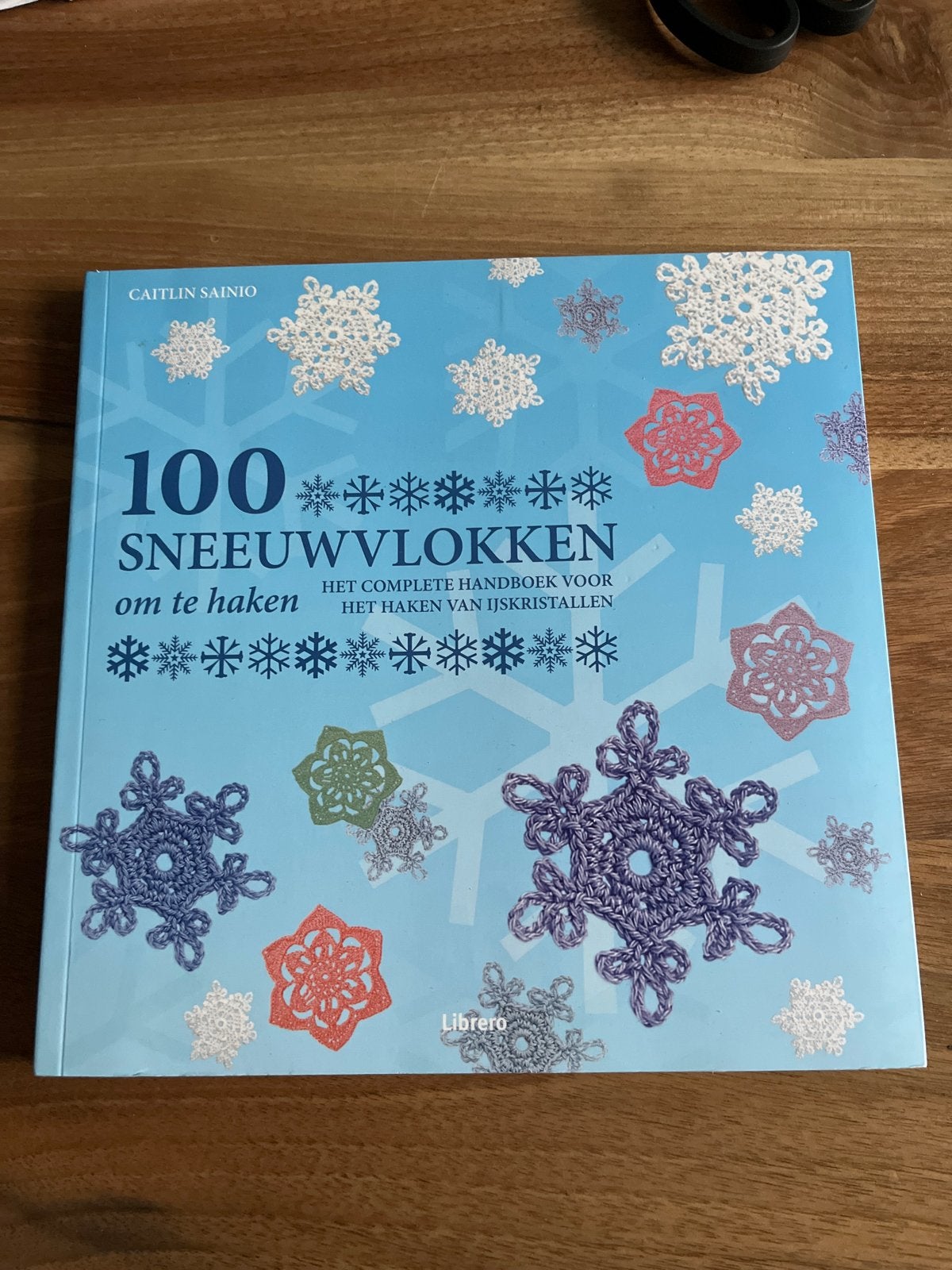 100 Sneeuwvlokken om te haken - Caitlin Sainio, Ophalen of Verzenden, Zo goed als nieuw, Breien en Haken