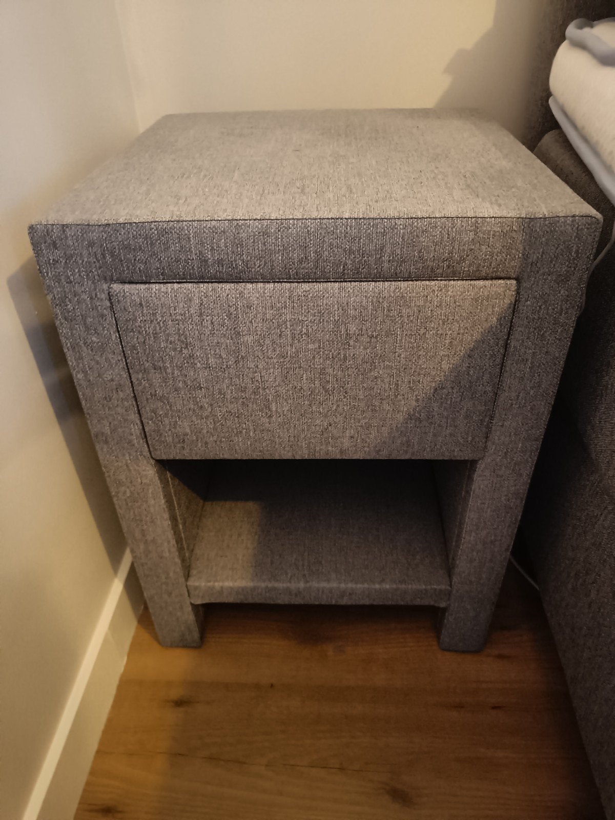 Swiss Sense Nachtkastje Village - Middle Grey, Ophalen, Zo goed als nieuw, Minder dan 45 cm