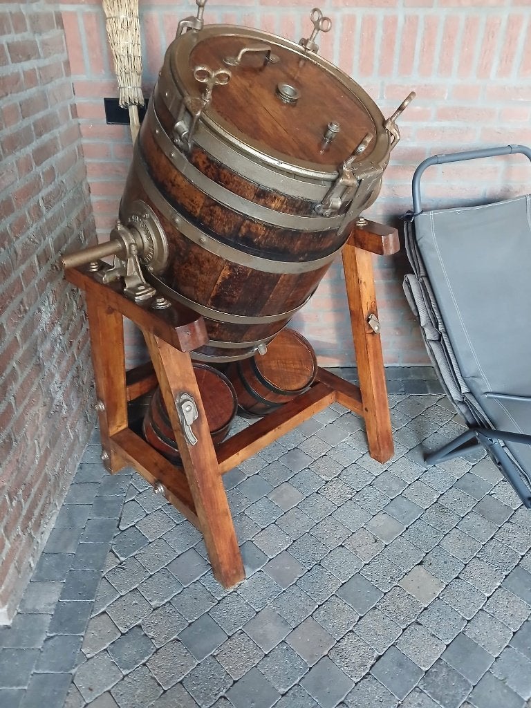 Grote houten boterkarn met onderstel en 2 vaatjes, Ophalen