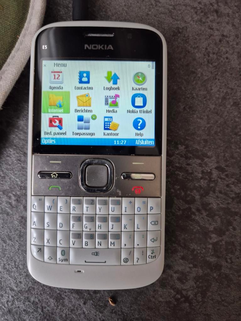T.k.. Nokia E 5 wit met lader en accu

Kpn simlock, Telecommunicatie, Mobiele telefoons | Nokia, Ophalen, Gebruikt, Wit, Fysiek toetsenbord