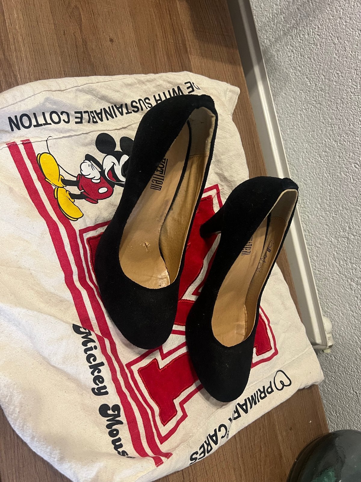 Zwarte suède pumps maat 38 - Hot Item €25, Pumps, Zwart, Ophalen of Verzenden, Gedragen