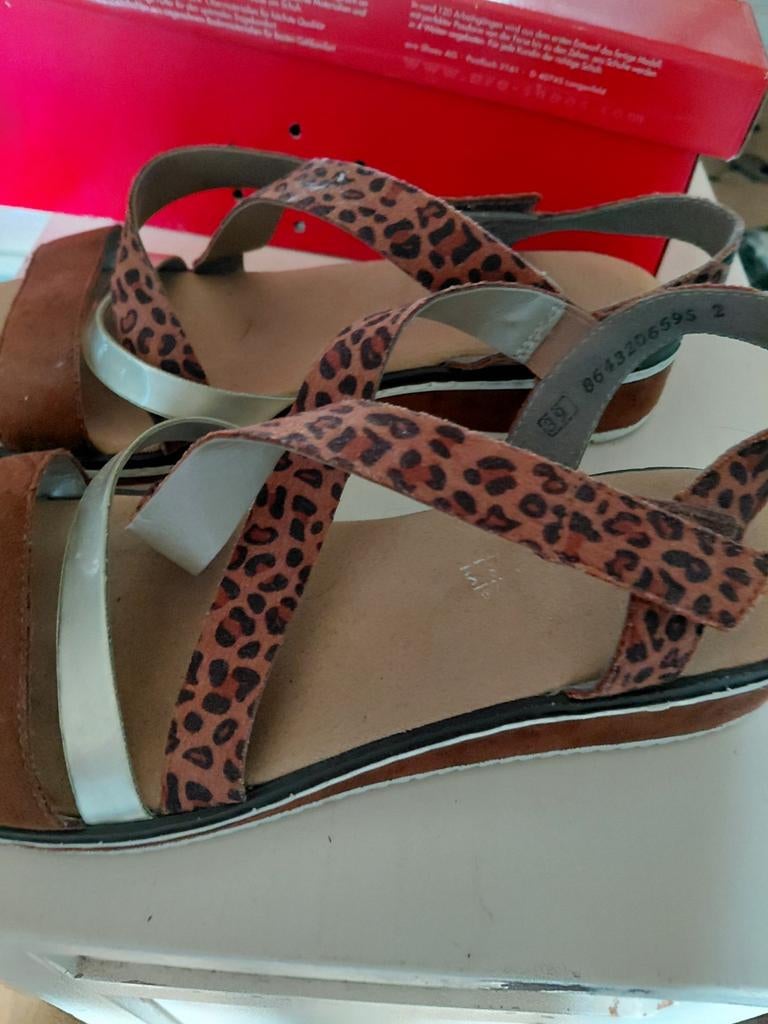 Rieker sandalen maat 39 panter tijger print goud cognac, Ophalen, Zo goed als nieuw, Bruin, Sandalen of Muiltjes