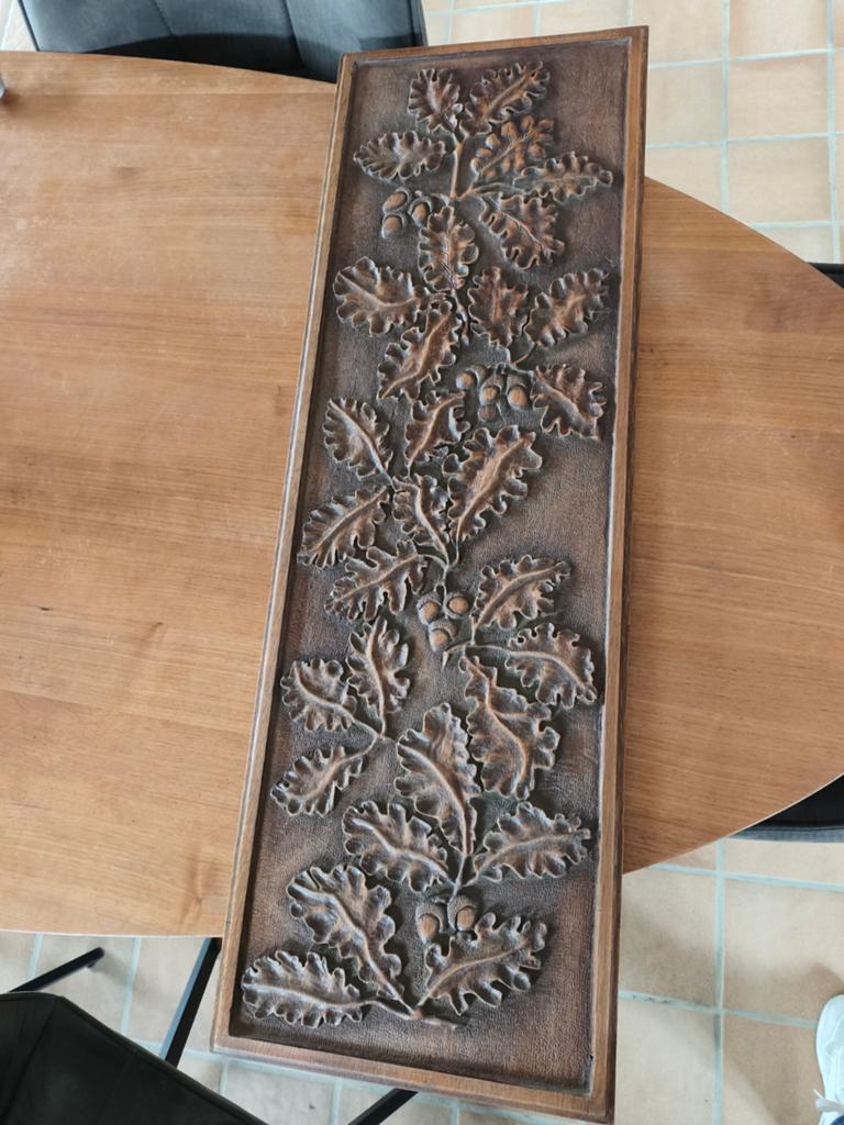 Houten reliëf van eikenbladeren en eikels, Ophalen