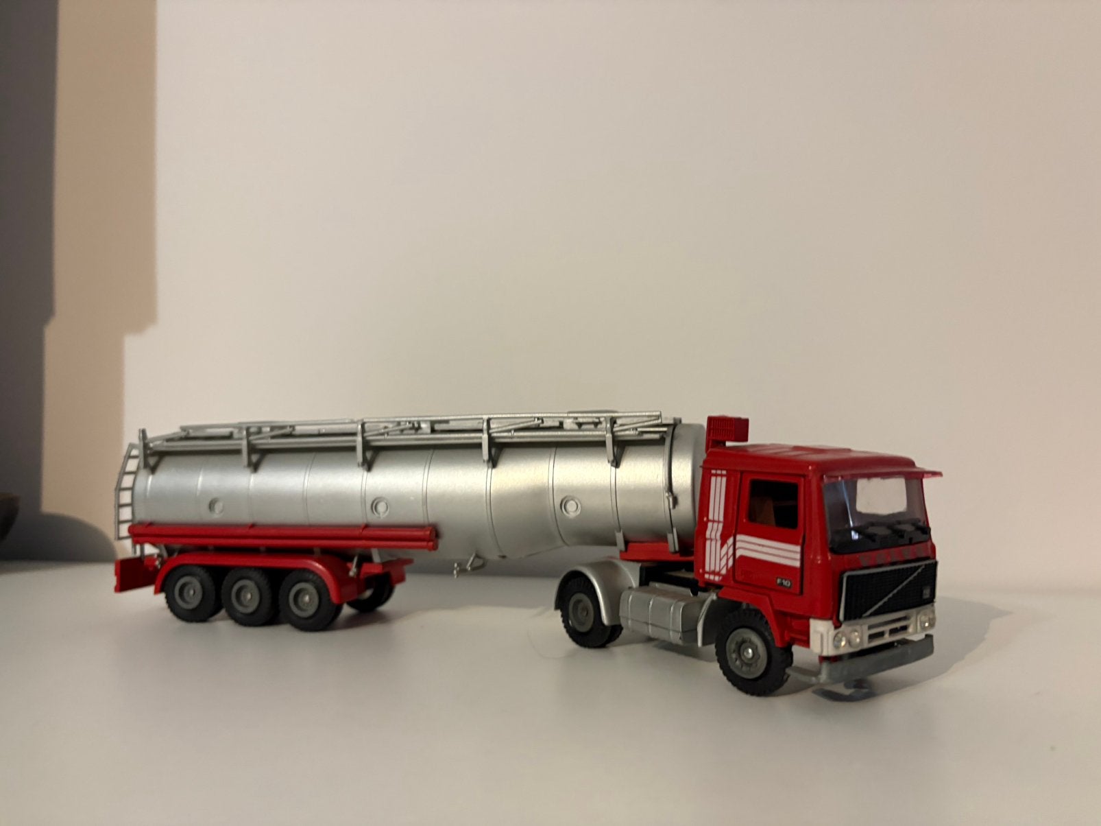 Volvo F10 demo tanktrailer Tekno, Hobby en Vrije tijd, Modelauto's | 1:50, Verzenden, Zo goed als nieuw, Bus of Vrachtwagen, Tekno