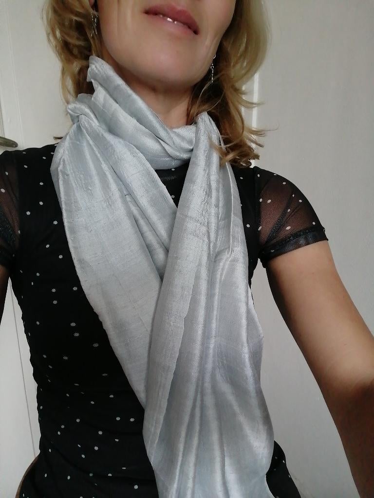 Nieuwe handgemaakte 100% zijden sjaal ijsblauw 176x36 cm, Kleding | Dames, Mutsen, Sjaals en Handschoenen, Ophalen of Verzenden