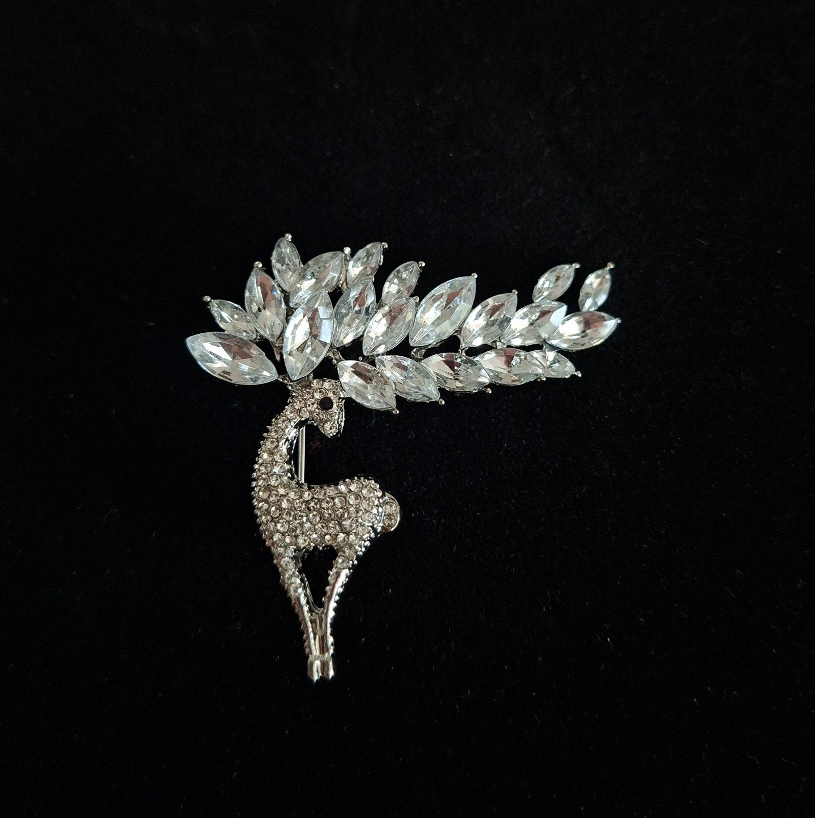 Elegante Hertenbroche met Kristallen - Zilverkleurig, Overige materialen, 4 tot 7 cm, Nieuw, Ophalen of Verzenden