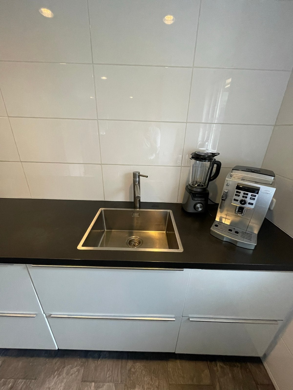 Foto 4 van Moderne witte keuken met inbouwapparatuur