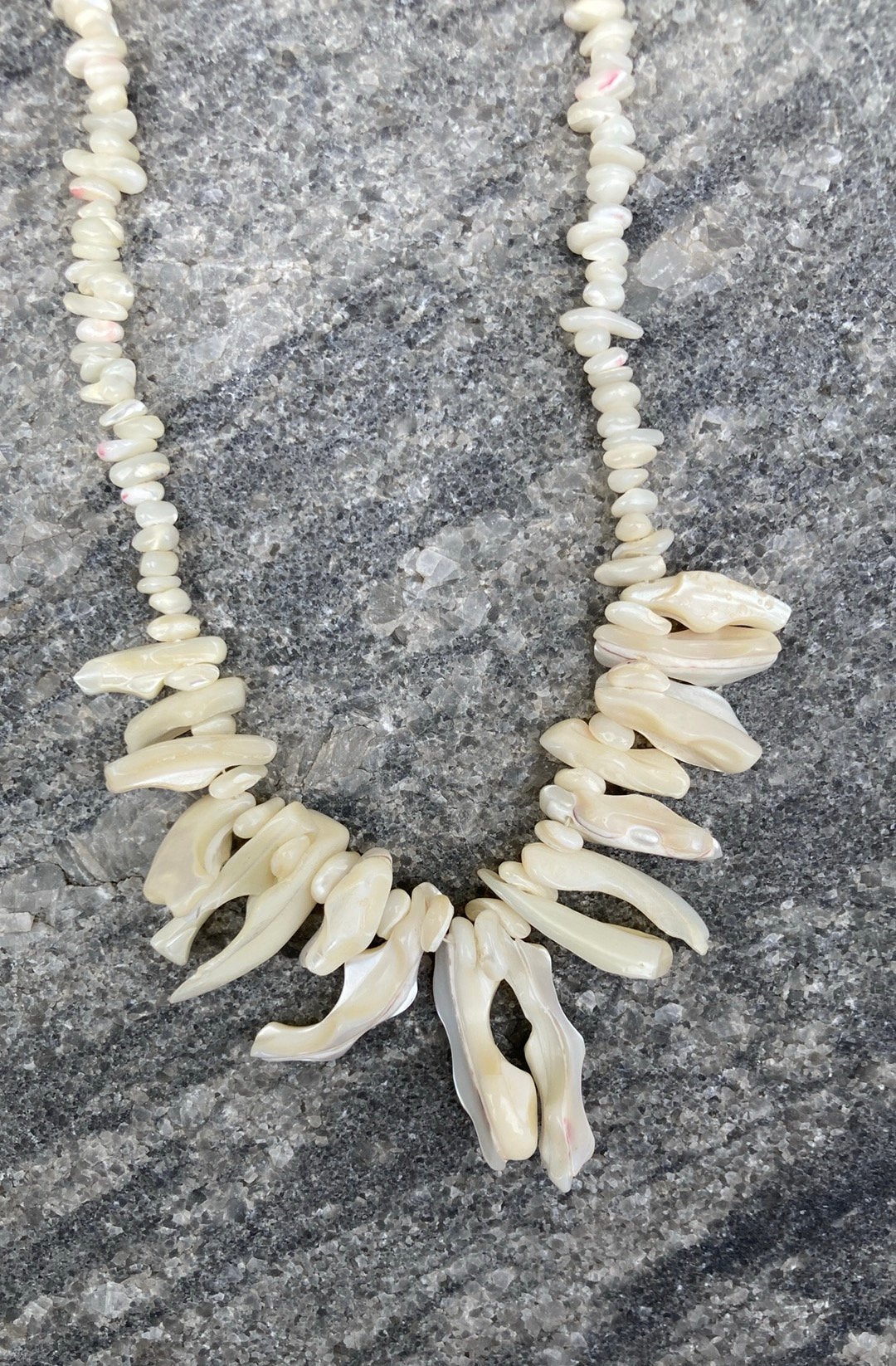 Damesketting van parelmoerschelpen 44 cm, Sieraden, Tassen en Uiterlijk, Kettingen, Ophalen of Verzenden, Zo goed als nieuw, Wit