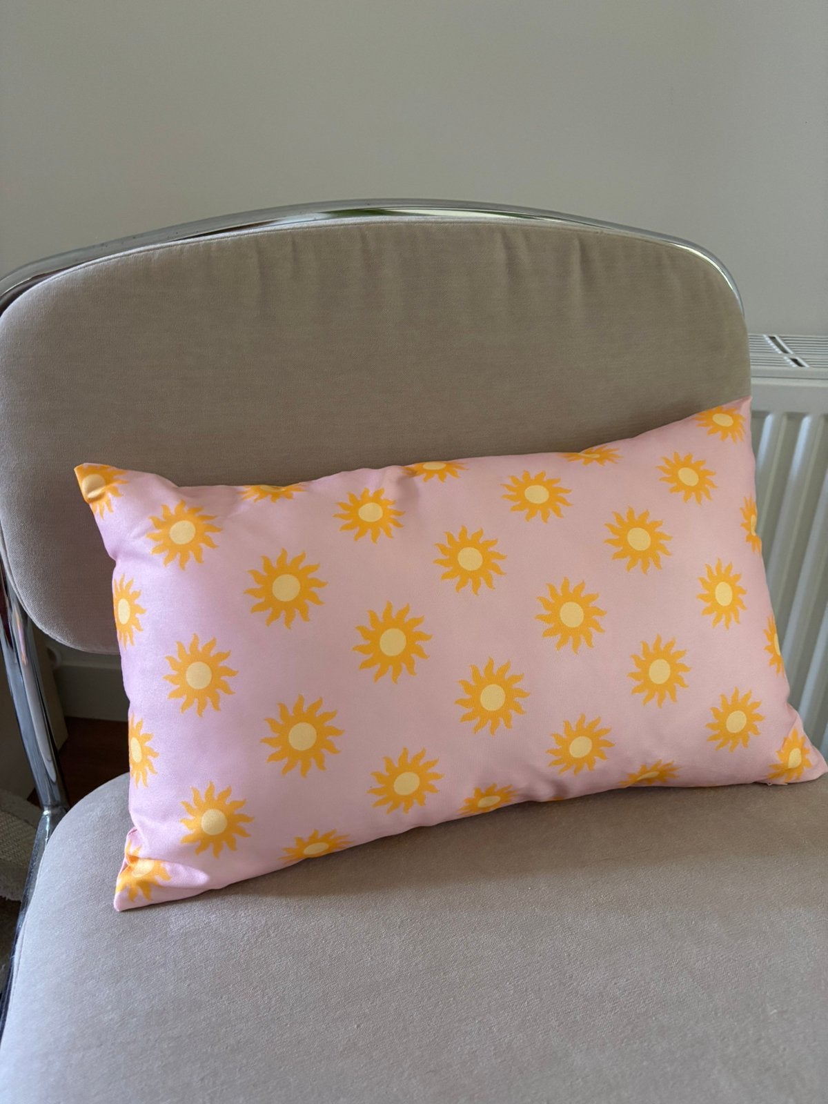 Lichtroze kussen met oranje zonnetjes Kwantum, Huis en Inrichting, Woonaccessoires | Kussens, Overige merken, Nieuw, Ophalen of Verzenden