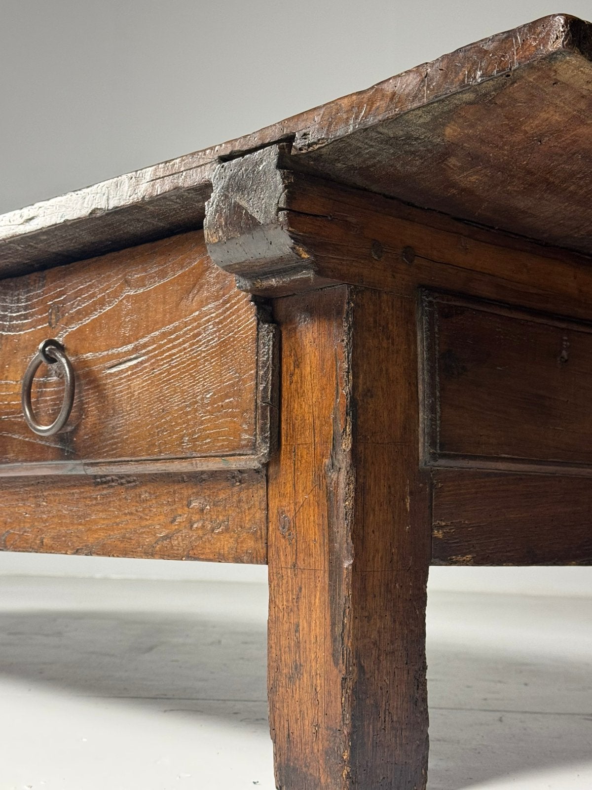 Spaanse salontafel 18e eeuw, Ophalen