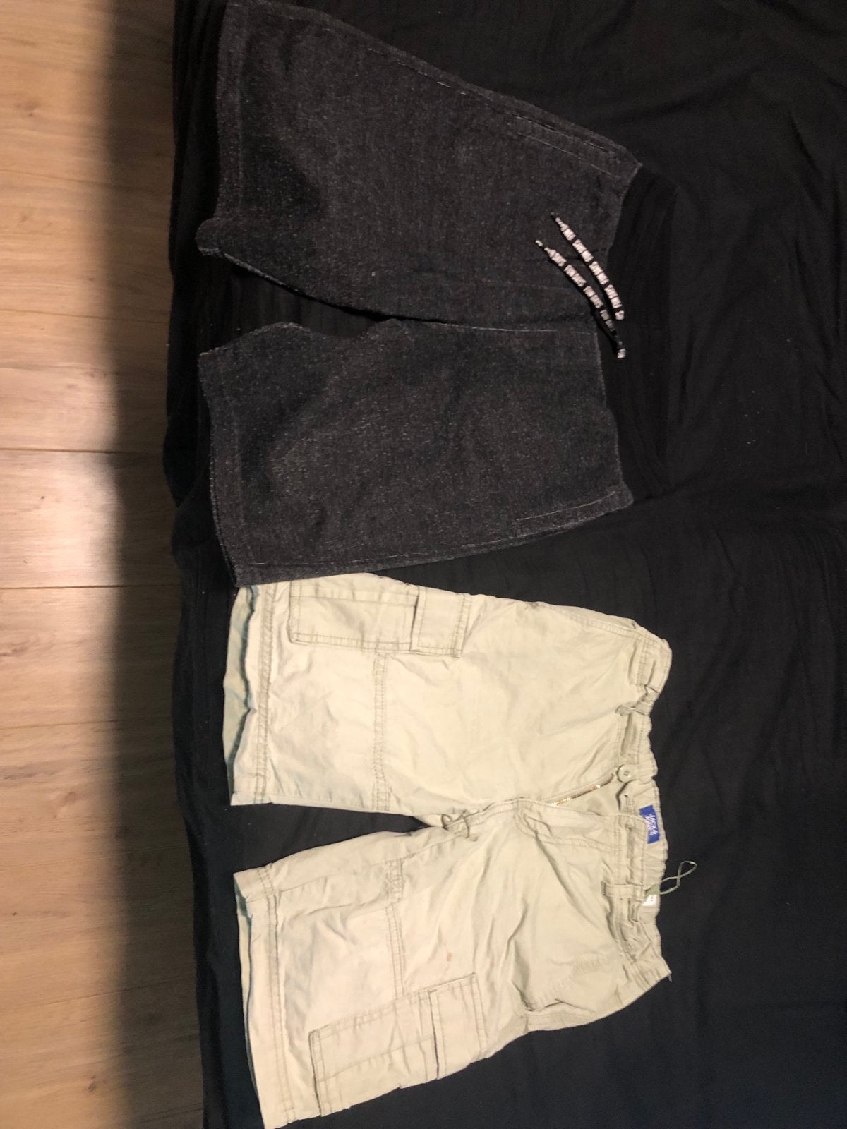 2 heren shorts: 1 beige cargo, 1 donkergrijze jogging, Ophalen of Verzenden, Gedragen, Overige maten, Beige