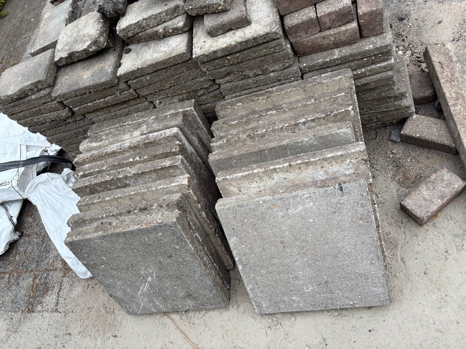 Gebruikte 50x50 betontegels en 30x30 voor tuin of oprit, Ophalen, Gebruikt, 10 m² of meer, Beton