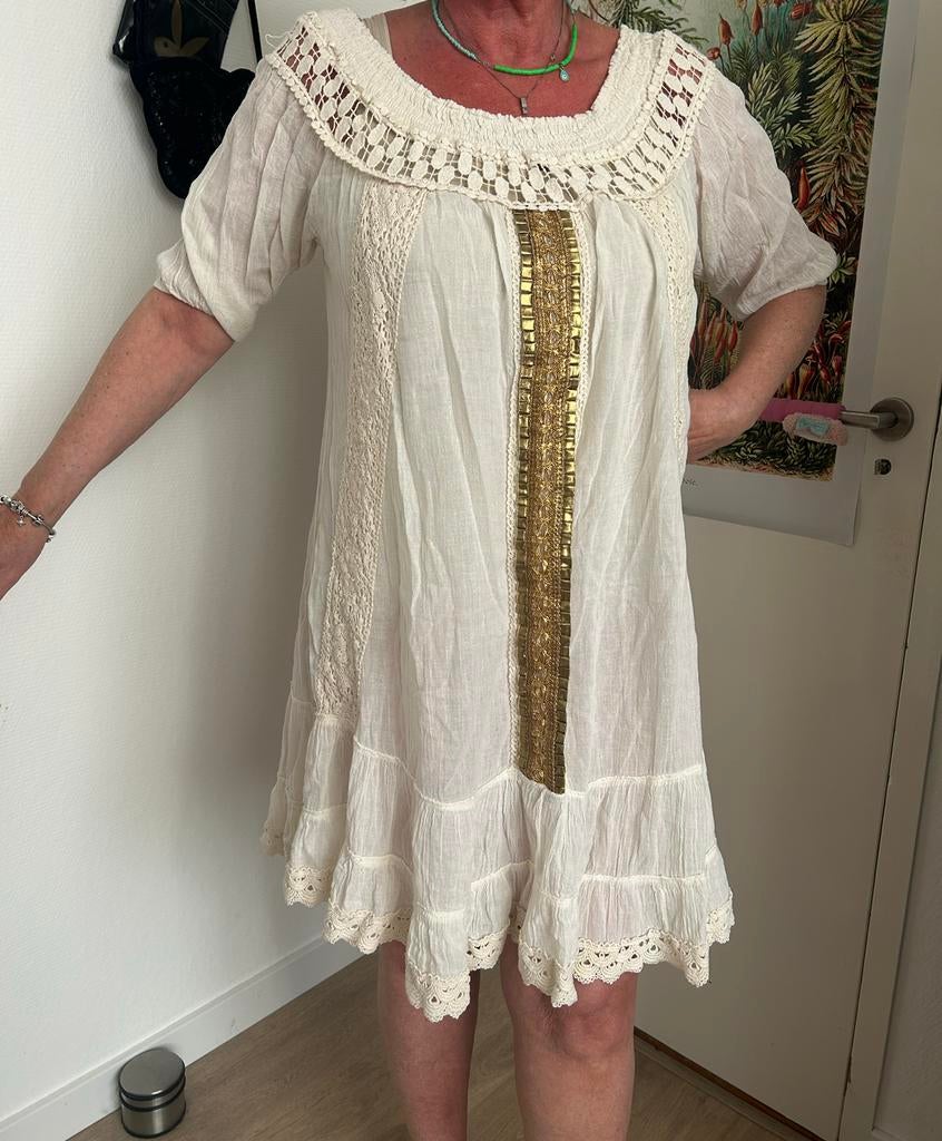 Zomerse witte ibiza jurk met gouden details en kant, Maat 38/40 (M), Wit, Ophalen of Verzenden, Zo goed als nieuw
