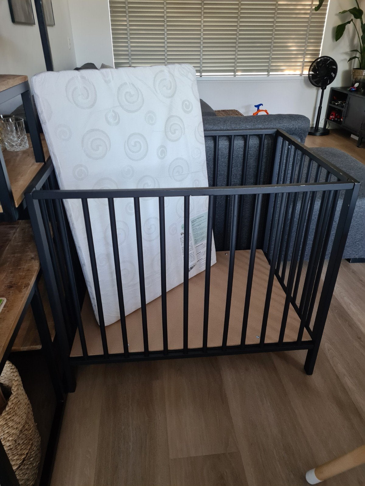 Zwarte box met matras, Ophalen, Gebruikt, 70 tot 85 cm, Minder dan 140 cm