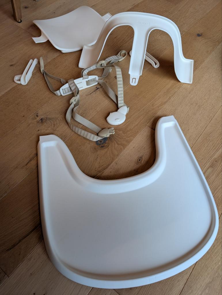 Stokke Tripp Trapp: rugleuning, tuigje, tafelblad, Ophalen, Gebruikt, Meegroeistoel, Gordel(s)