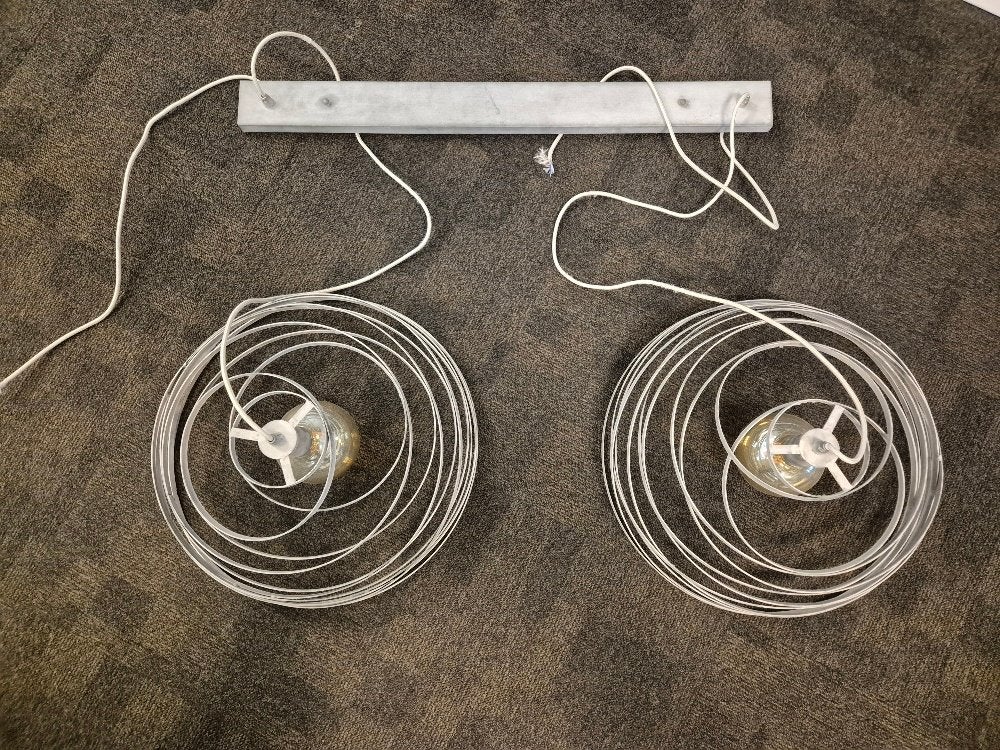 Dubbele spiraalvormige hanglamp aan een metalen balk, Huis en Inrichting, Lampen | Hanglampen, Ophalen, Zo goed als nieuw, Metaal