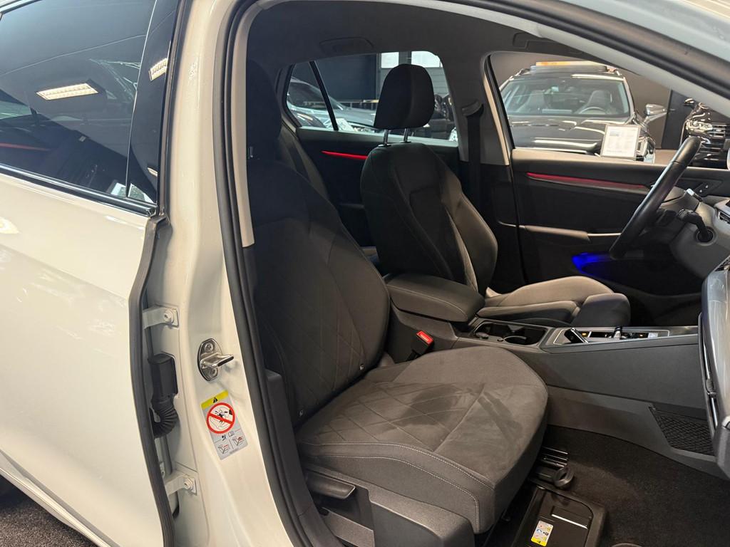 Volkswagen Golf 8 1.5 eTSI|Navi|Camera|Sfeer|ACC|DSG|Memory|, 12 maanden, Stof, 4 cilinders, Wit