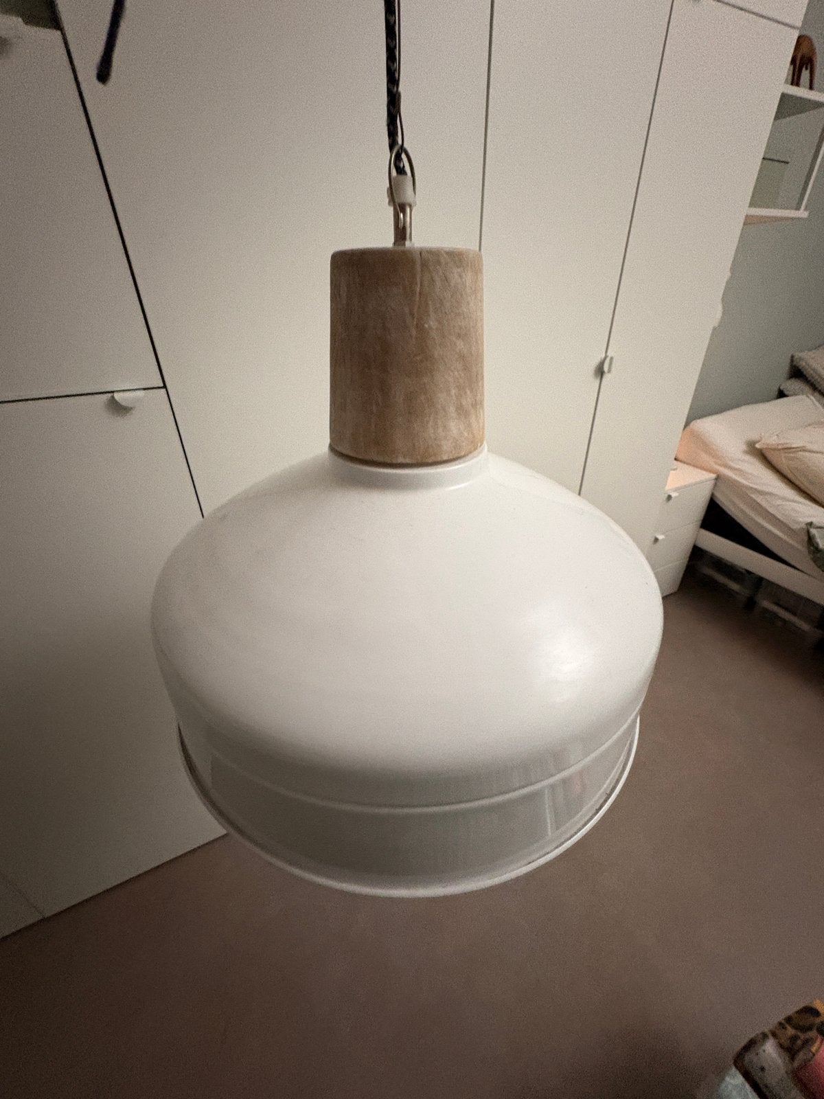 Witte hanglamp met houten detail, Ophalen of Verzenden, Gebruikt, Metaal, E27 (groot)