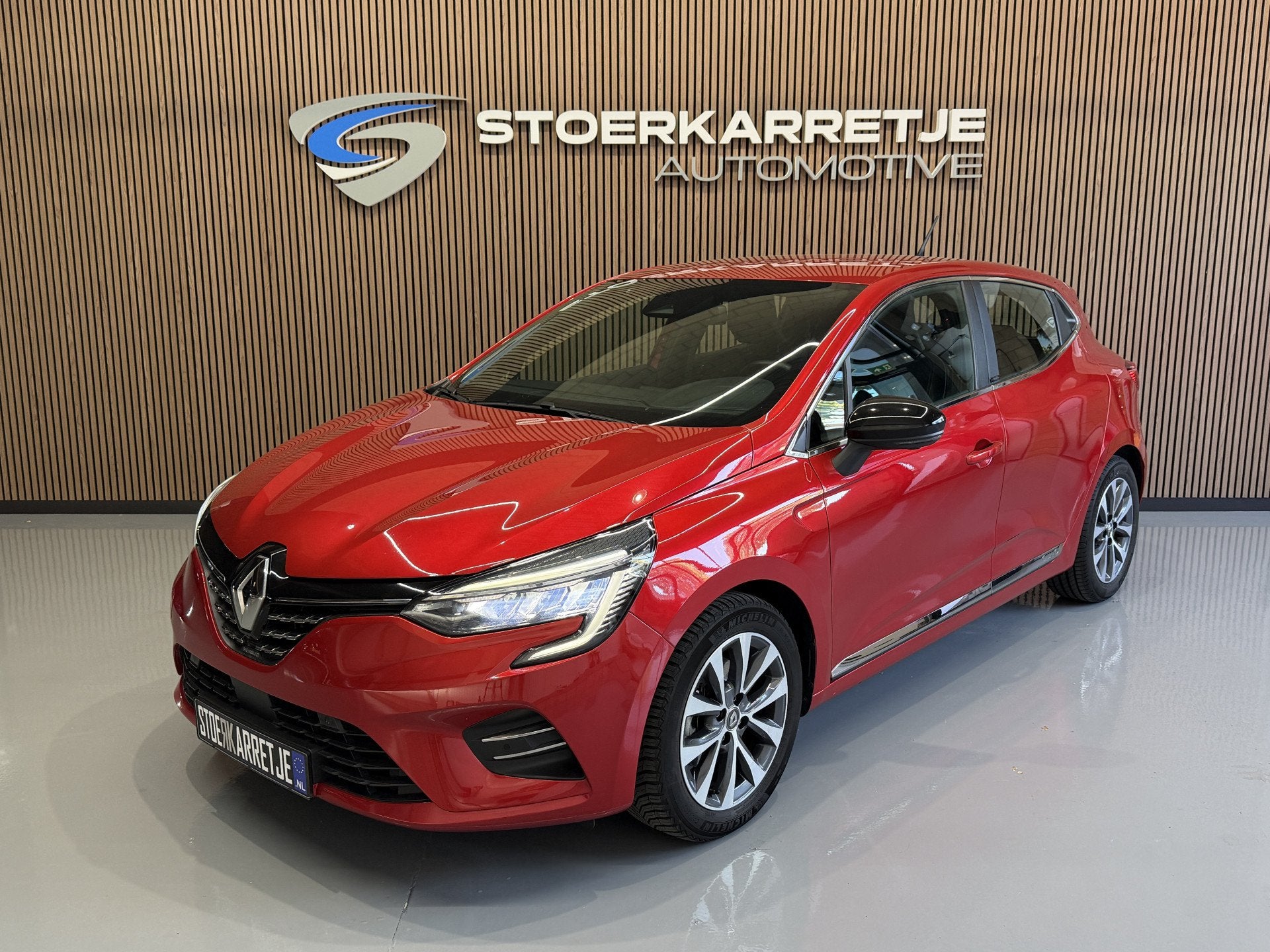 Renault Clio 1.6 E-Tech Hybrid 140 Intens, Navi | PDC V+A |, Auto's, Renault, Stof, Gebruikt, Zwart, 4 cilinders