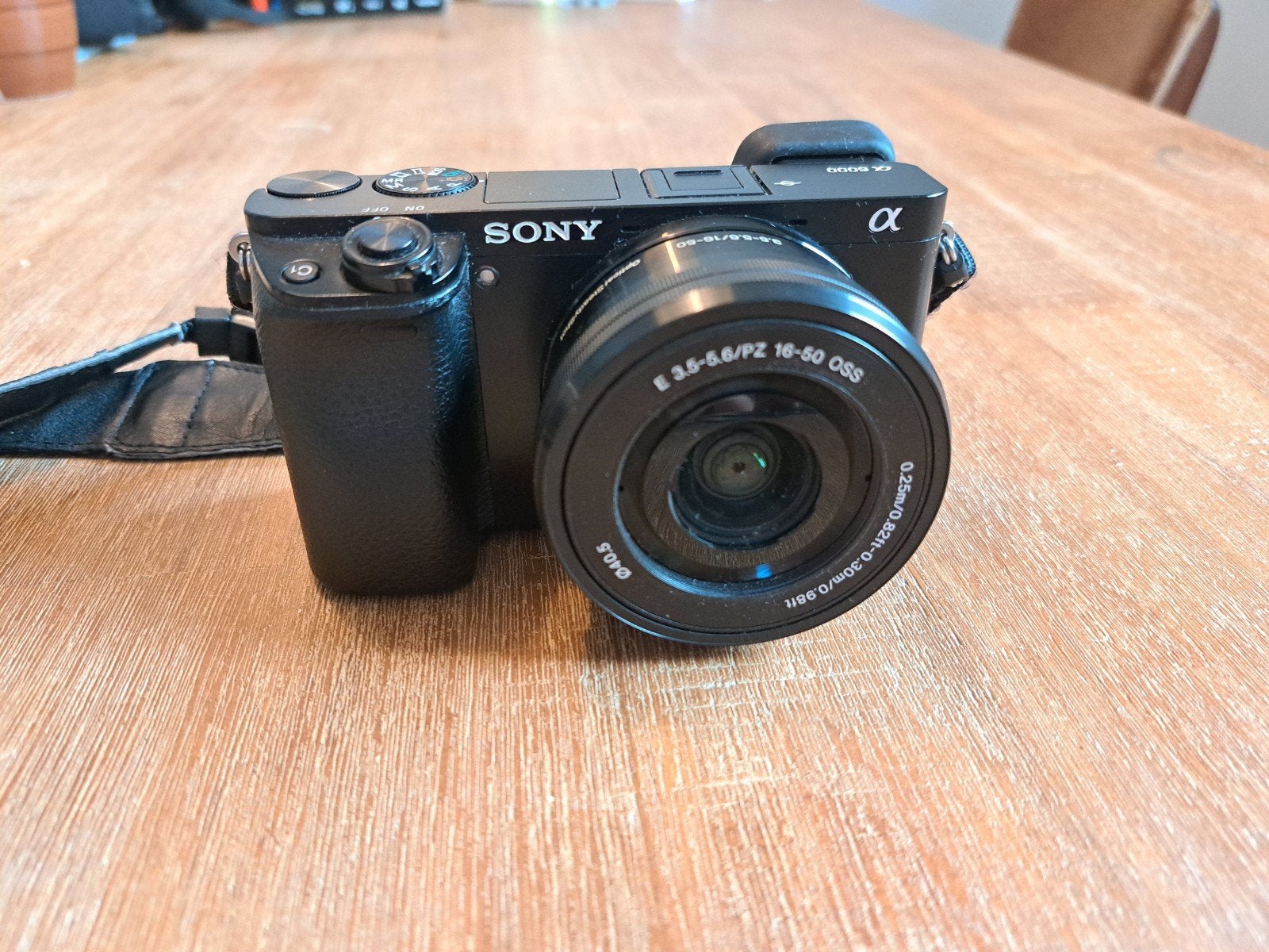 Sony A6000 + 16-50mm kitlens + 3 accu’s +lader+tas, Audio, Tv en Foto, Fotocamera's Digitaal, Ophalen of Verzenden, Zo goed als nieuw