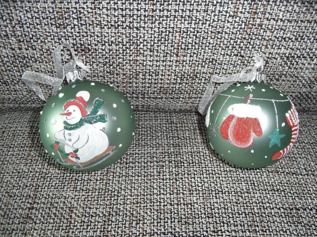 2 lichtgroene kerstballen, Ophalen of Verzenden, Zo goed als nieuw