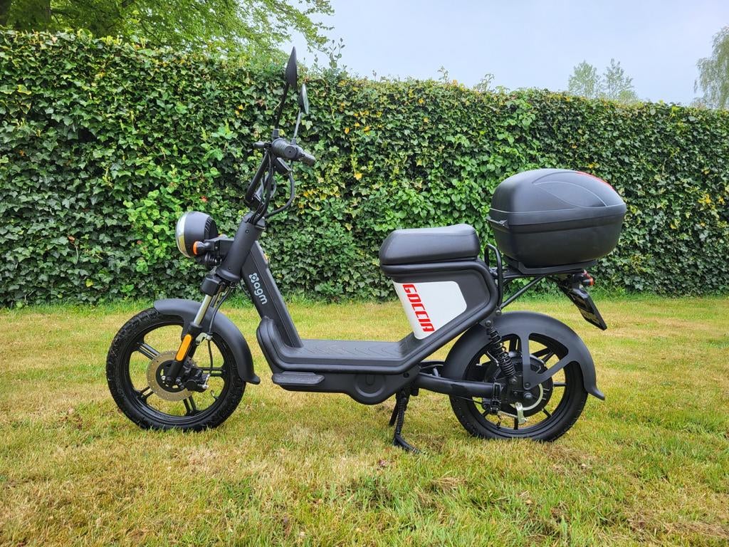 Elektrische scooter met topkoffer - Zo goed als nieuw, Fietsen en Brommers, Snorfietsen en Snorscooters, Zo goed als nieuw, Overige merken